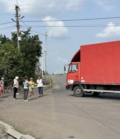 На Львівщині дружини військових та матері перекрили дорогу для вантажівок  