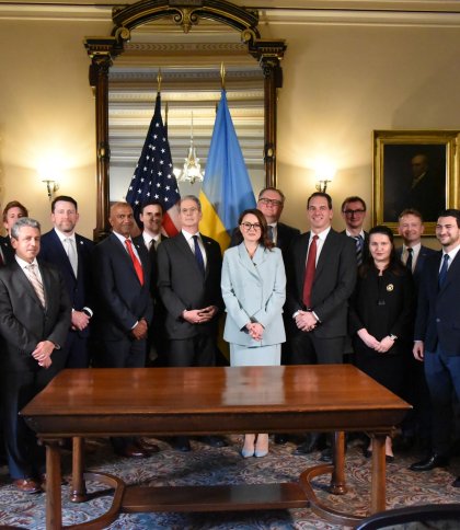 Україна і США підписали угоду про надра: що вона передбачає