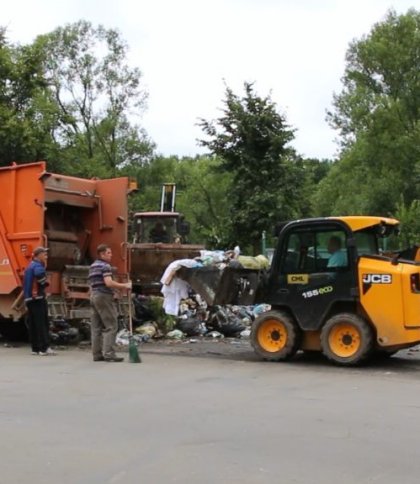 Через спеку у Дрогобичі зламалася половина сміттєвозів і затримується вивіз відходів