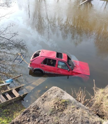 Автомобіль злетів у річку під час комендантської години на Львівщині
