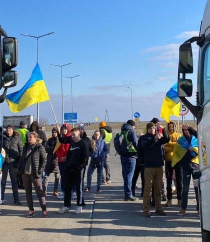 "Росіяни малюють Z на своїх фурах і погрожують чавити активістів": на кордоні блокують російські вантажівки