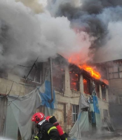 Рятувальники гасять пожежу на складі у Львові (фото)