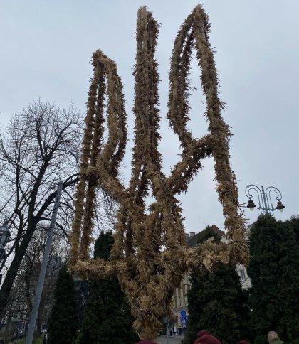 У Львові десантники 80-ї ОДШБр презентували найбільший в Україні Тризуб із дідухів