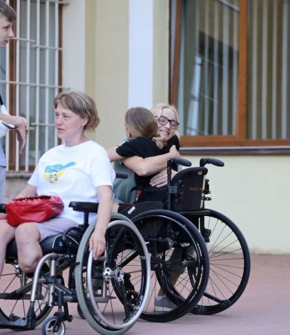 На лікування до США відправили маму з дочкою, яким ампутували ноги після обстрілу в Краматорську