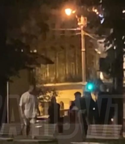 Били лежачого ногами: вночі в центрі Львова зграя молодиків напала на чоловіка (відео)