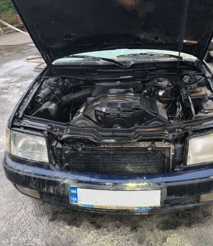 Спалахнув двигун: на Львівщині посеред дороги загорівся автомобіль