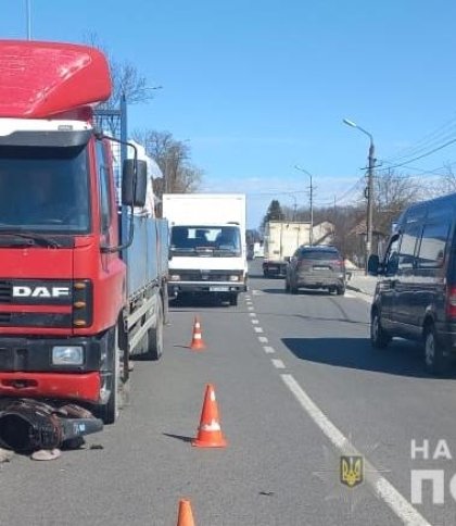 Під Львовом вантажівка наїхала на скутериста: загинув літній чоловік