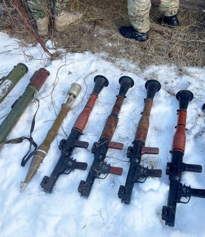 На Чернігівщині поліцейські та прикордонники знайшли схрон зброї в закинутій будівлі