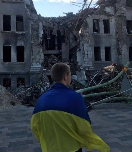 У Маріуполі хлопець із прапором України вийшов на площу біля розбомбленого драмтеатру