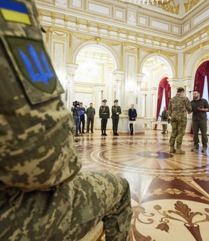 Зеленський вручив українським військовим перші відзнаки "Хрест бойових заслуг"