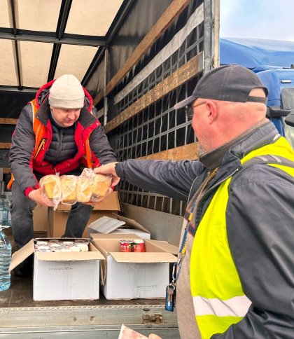 Заблокованим на кордоні з Польщею далекобійникам доставили продукти та їжу