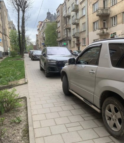 Львів’яни скаржаться, що тротуари на Чупринки повністю зайняті автомобілями
