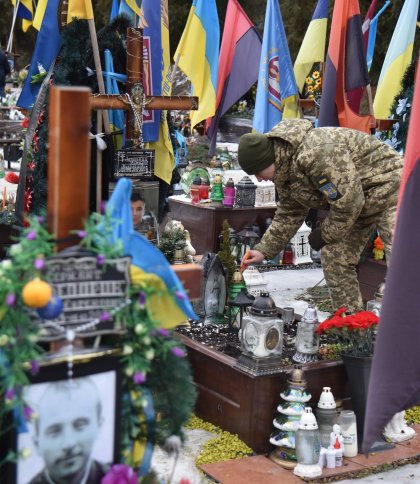 На Личаківському цвинтарі запалили свічки в пам’ять про загиблих воїнів