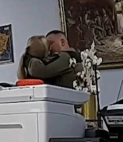 Військовий цілується з жінкою в робочому кабінеті, скриншот з відео