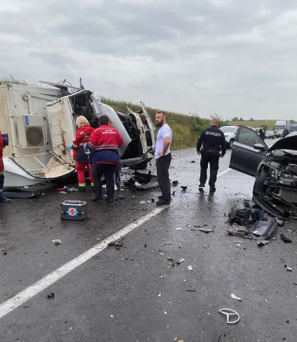 Жахлива автотроща: водія вирізали з авто та госпіталізували на Львівщині