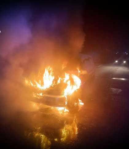Вночі у Червонограді небайдужий перехожий спробував загасити пожежу в позашляховику
