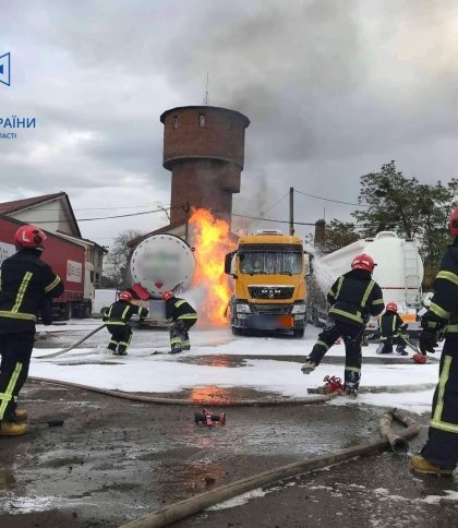 Біля Львова загорівся вантажний автомобіль: постраждало двоє водіїв (відео)