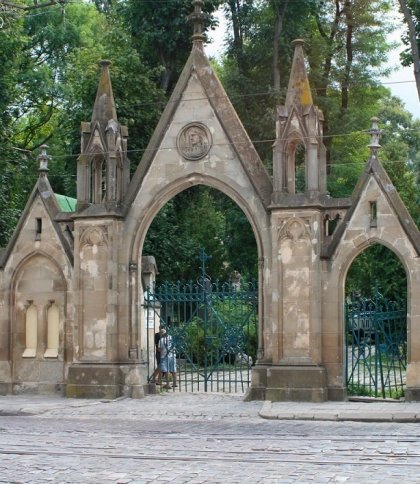 У Львові п’яний водій в’їхав у зачинену браму Личаківського кладовища