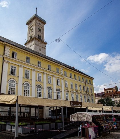 Працівницю Львівської міської ради звільнили через завищення ціни на житло