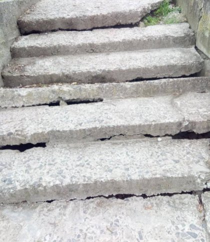 У Львові просять запобігти обвалу сходів: стало небезпечно ходити