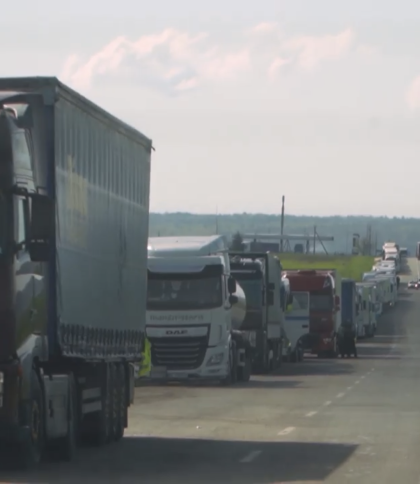 Заблоковані в черзі: водії вантажівок стоять тижнями на кордоні з Польщею