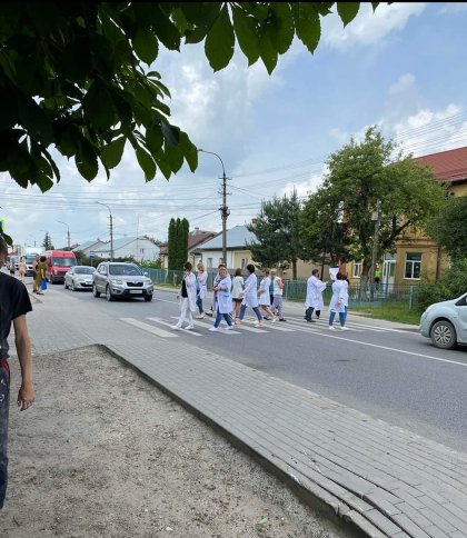 У Великому Любіні на Львівщині медики перекрили дорогу: борються проти свавілля директора поліклініки