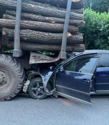 На Львівщині легковик врізався у вантажівку: четверо людей у лікарні  