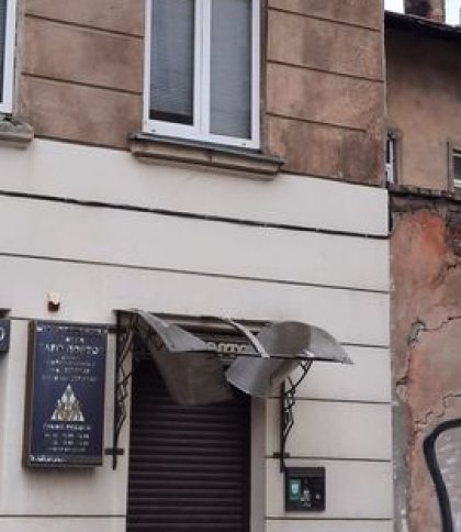 Становить загрозу для пішоходів: у Львові обвалився фасад балкона