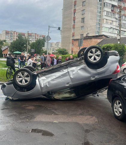 ДТП у Львові: авто перекинулося і травмувало жінку на переході