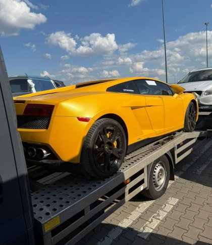 На кордоні зупинили спробу незаконного ввезення на Львівщину елітного Lamborghini