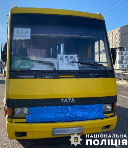 У Львові приміська маршрутка збила комунальника під час ремонту дороги