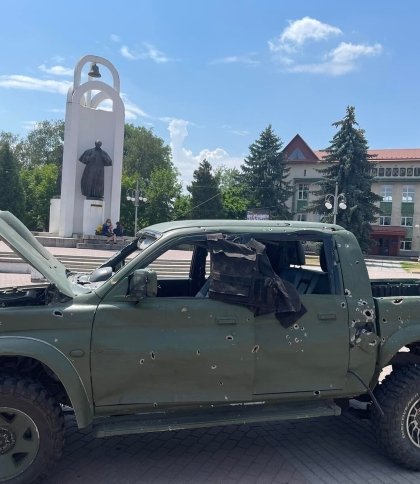 У Стрию показали автомобіль, який повернувся з передової