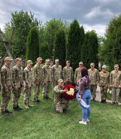 На Львівщині прикордонник освідчився коханій під оплески побратимів