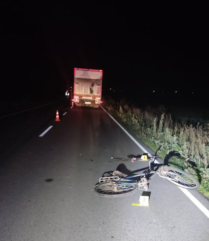 На Львівщині вантажівка збила велосипедиста: чоловік перебуває в реанімації