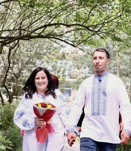 Не бачила два роки: у львівській лікарні вийшла заміж жінка з Донеччини, якій медики повернули зір