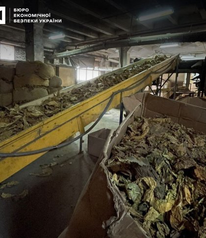 На Львівщині проводять обшуки на території тютюнової фабрики