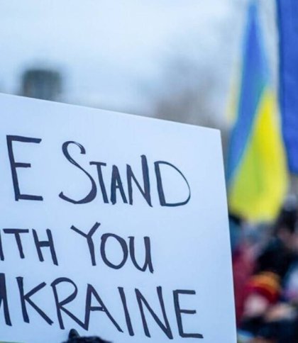 Прапор України та напис: "We stand with Ukraine"