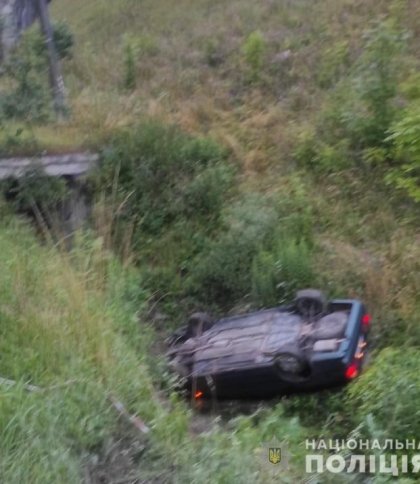 З'їхав у кювет та перекинувся: у Золочівському районі в ДТП загинув водій "Нісана"