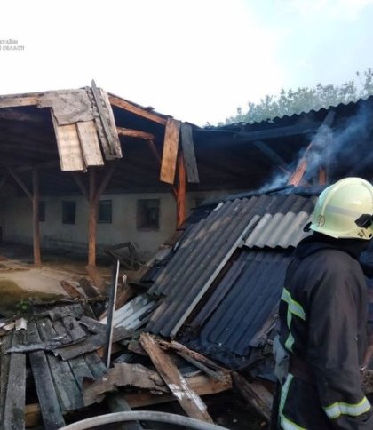 Причини займання встановлюють правоохоронці: на Львівщині горіла безгосподарська будівля