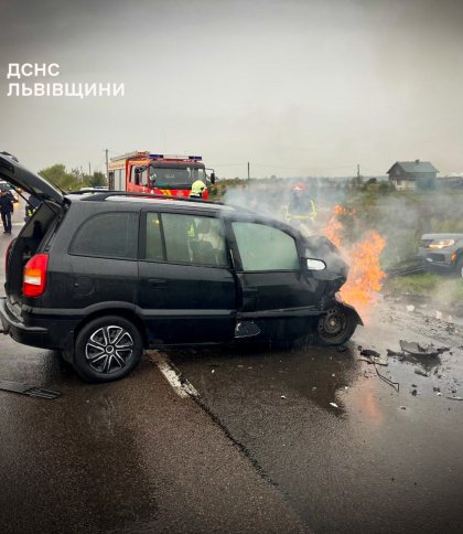 На Львівщині внаслідок зіткнення загорілося авто