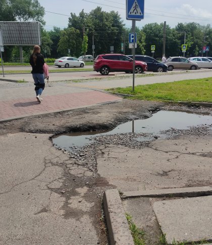 «Можна відірвати бампер»: у Львові просять відремонтувати виїзд із паркувального майданчика