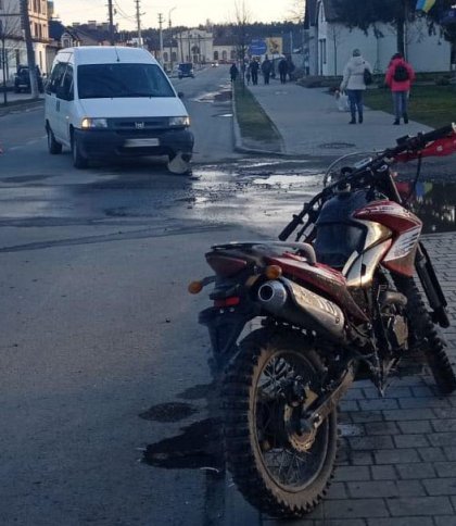 У Бродах в ДТП водій «Пежо» зіткнувся з мотоциклістом, керманича двоколісного госпіталізували