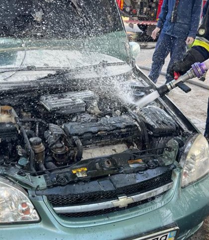 На Львівщині горіли два автомобілі: довелось викликати рятувальників (фото)