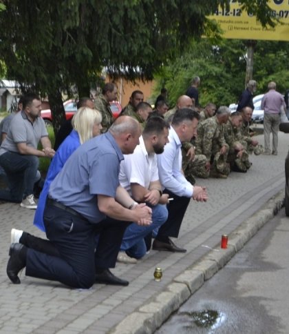 Громада Самбора на колінах зустріла полеглого десантника