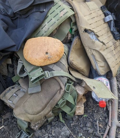 Куля продірявила машину та рюкзак: під Бахмутом хлібина врятувала життя військовому