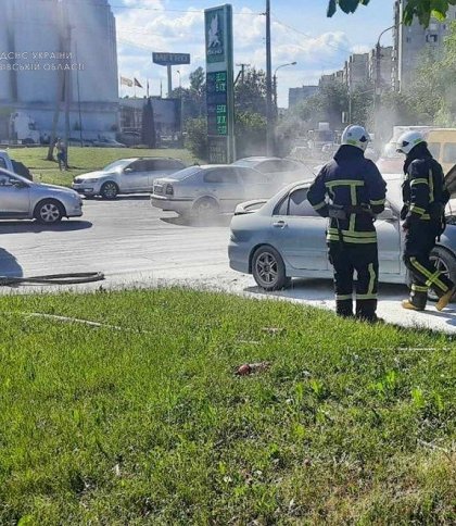 Спалахнув на ходу: у Львові посеред дороги загорівся автомобіль