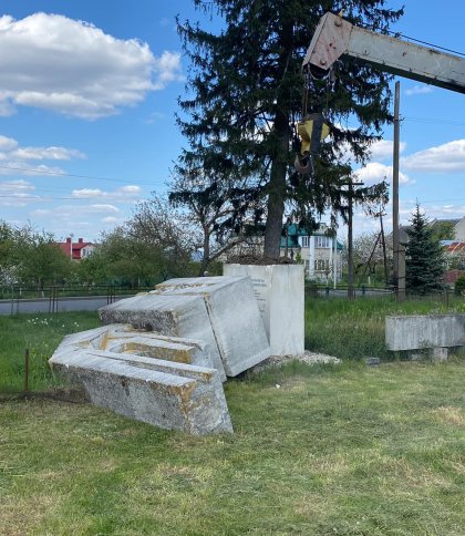 На Львівщині демонтували ще один пам’ятник радянської доби (фото, відео)