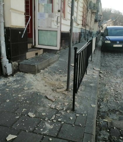 Ледь не впало на голову: у Львові обвалився фасад будинку (фото)