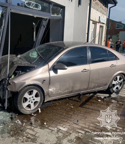 На Львівщині водій Nissan врізався у будівлю магазину