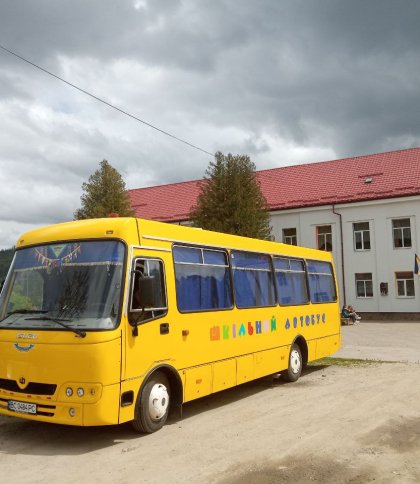 Біля Славської школи стоїть шкільний автобус